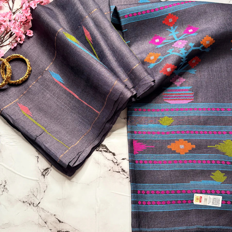 Chitrangada   | Where Bengal's Jamdani becomes wearable art.